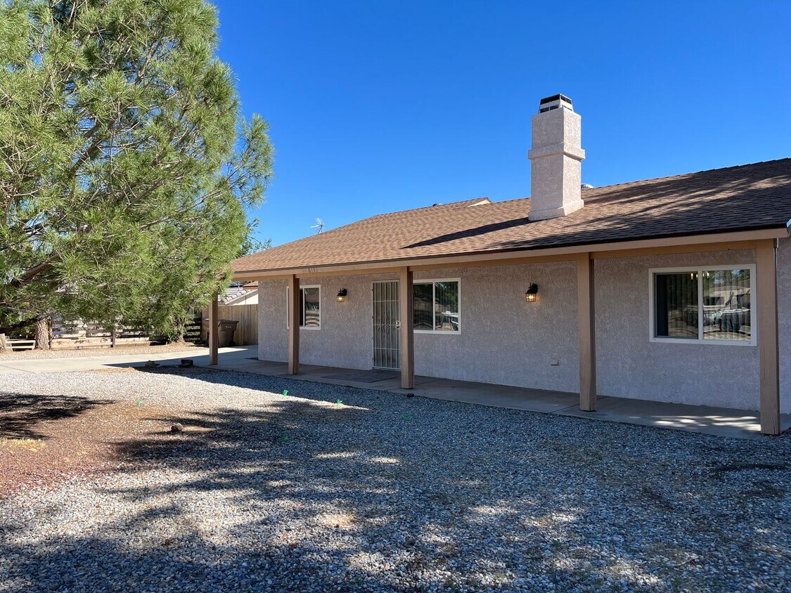 Foto principal - 3 Bedroom 2 Bath home in Hesperia Availabl...