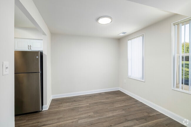 1BR, 1BA - 800SF - Dining Room - Mayfair House