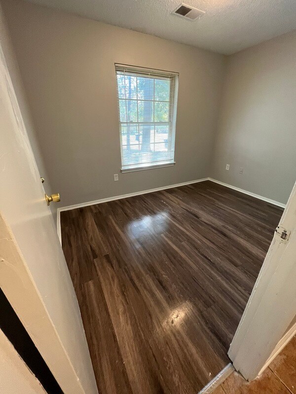 Building Photo - 5060 Gray Dr
