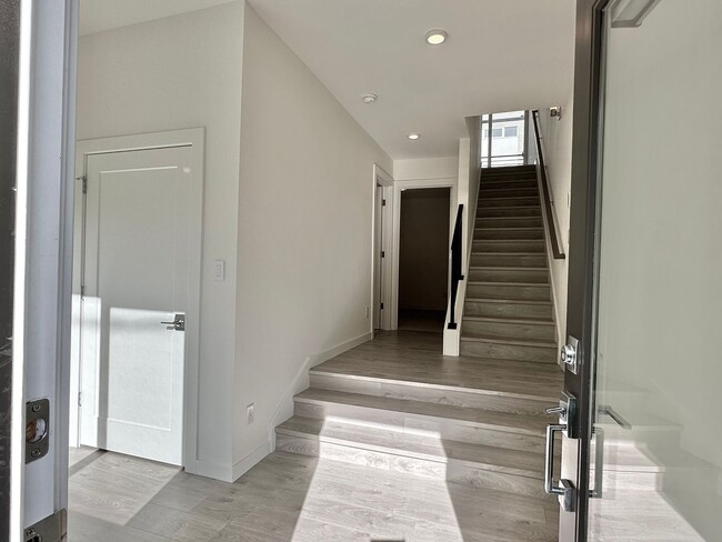 Foto del edificio - Modern home w/rooftop deck in desired Cher...