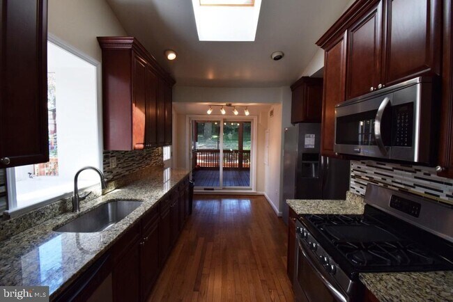 Building Photo - 1507 Oakview Dr