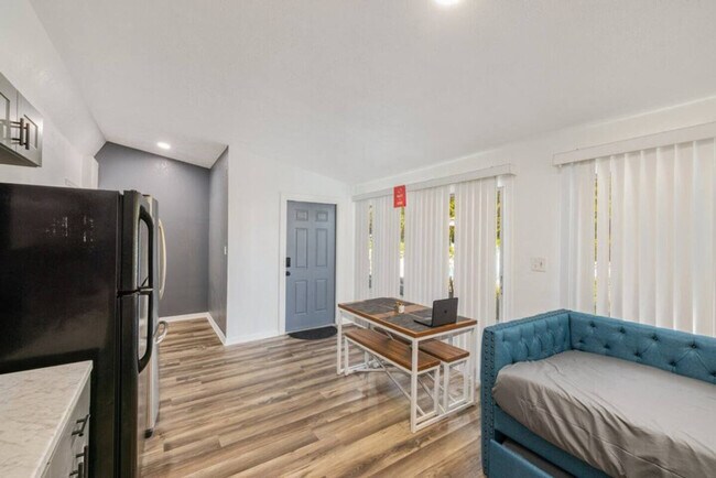 Foto del edificio - 2301 Carlton Dr