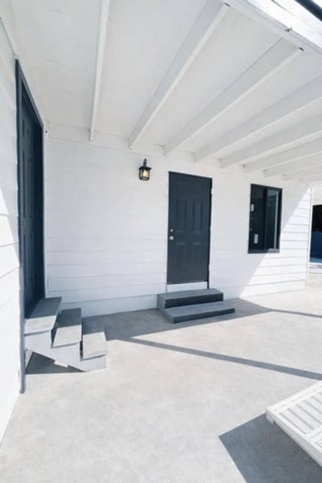 Building Photo - 824 Winters St