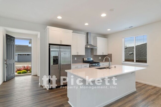 Building Photo - 3+ Bedroom Home in Newer Port Orchard Comm...
