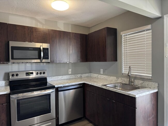 Foto del edificio - 617 Ixoria Ave