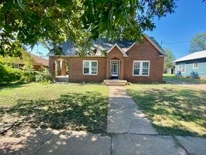 Building Photo - 903 W Live Oak St