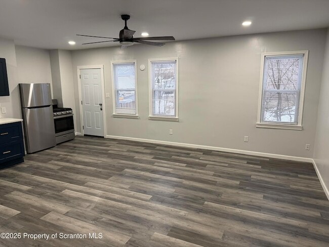 Building Photo - 539 E Pine St