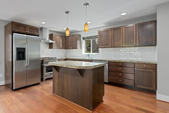 Building Photo - Pristine Modern Townhome in West Seattle!