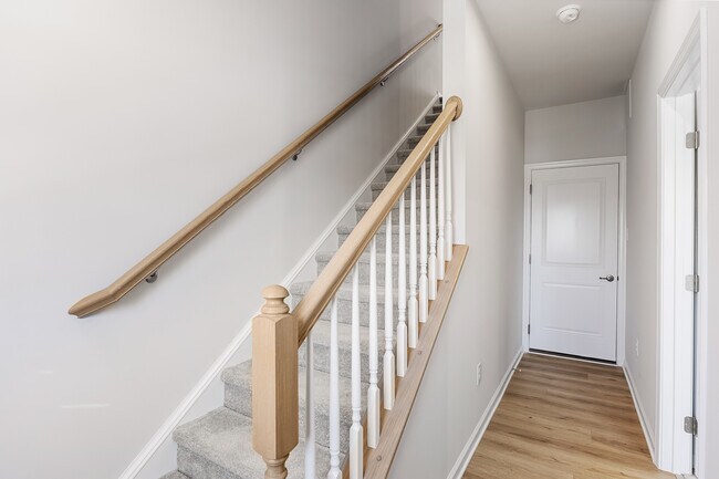 Building Photo - 10 Sidney Ln