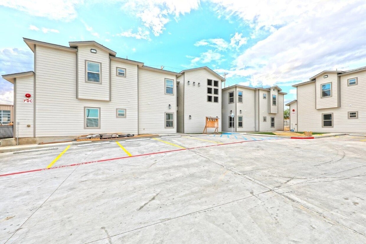 Primary Photo - 7126 Rosson Rd