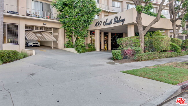 Foto del edificio - 100 S Doheny Dr