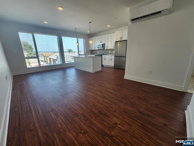 Foto del edificio - 77 Ridge Rd