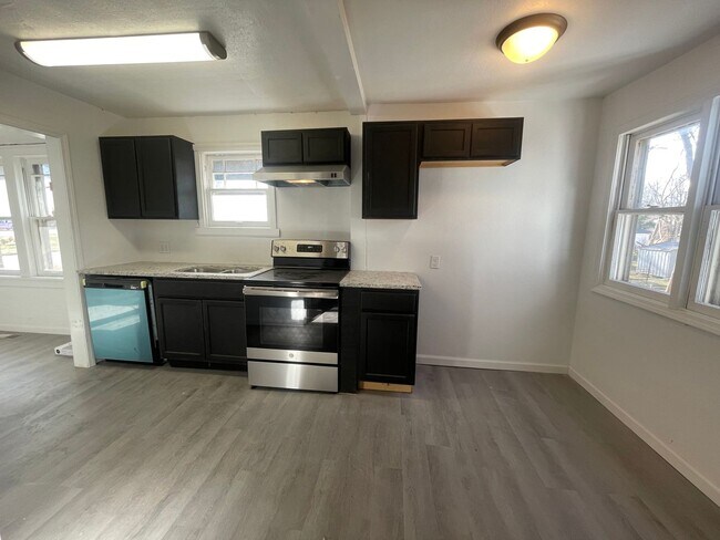 Foto del edificio - Remodeled 3 bedroom 2 full bath available now