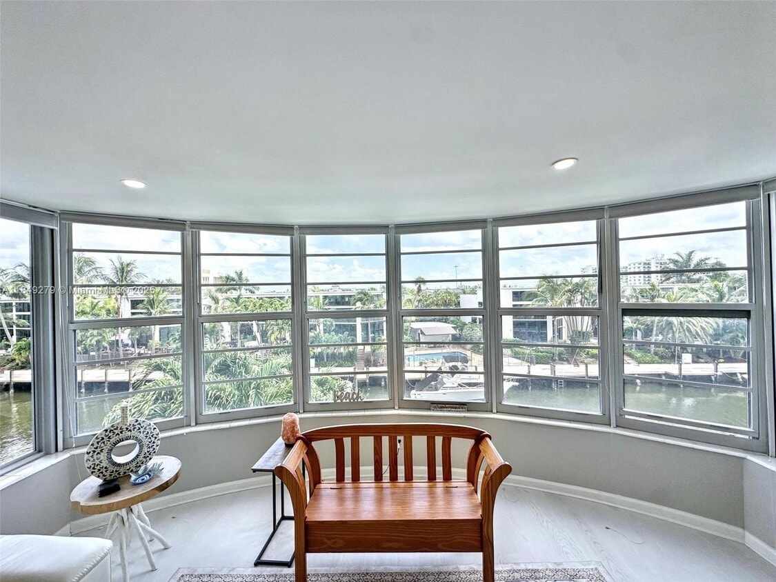 Foto principal - 3051 NE 48th St
