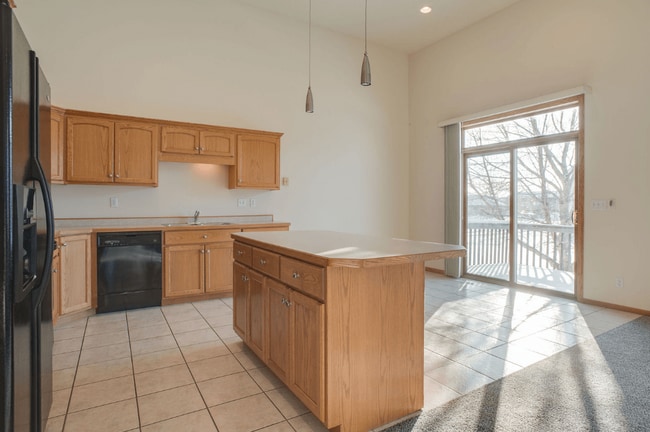 Building Photo - Tustin Townhomes