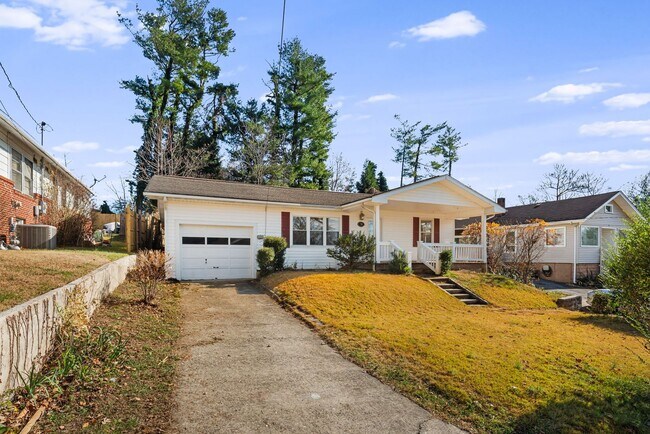 Foto del edificio - Modest East Asheville 3-Bedroom with Garage & Fenced-In Backyard