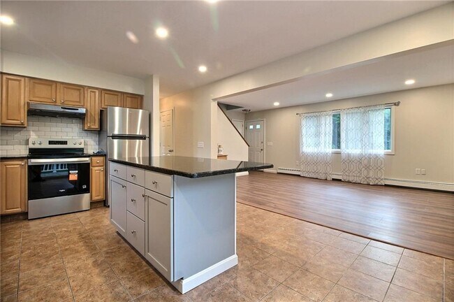 Foto del edificio - 208 Winnapaug Rd