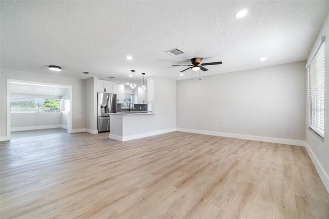 Building Photo - 1216 W Wellington Dr