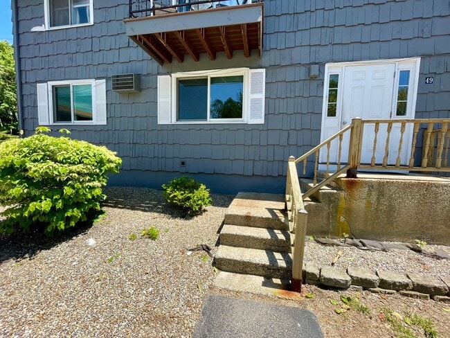 Building Photo - CHARMING TWO BEDROOM IN GROTON - HEAT INCL...