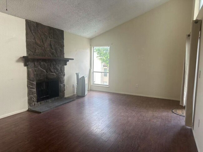 Building Photo - Aurora condo for rent