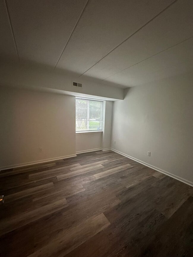 Building Photo - Four Seasons Condo!