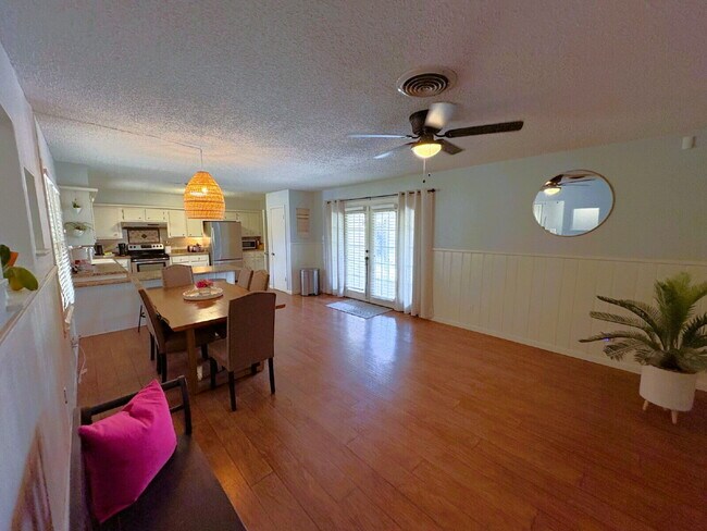 Foto del edificio - Luxurious Three Bedroom Home Located Near ...