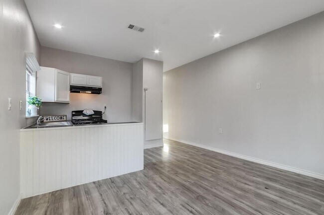 Foto del edificio - 5341 Ash Ln