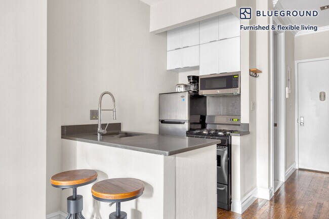 Foto del edificio - 290 W 12th St