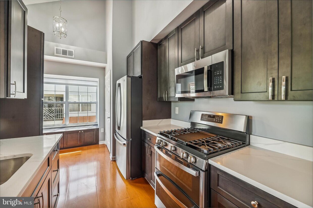 5916 Founders Hill Dr Unit 301, Alexandria, VA 22310 Room for Rent in