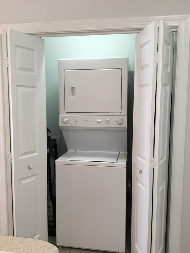 Foto del edificio - Furnished Condo In Southport - All Utilities Included - 3 month lease only