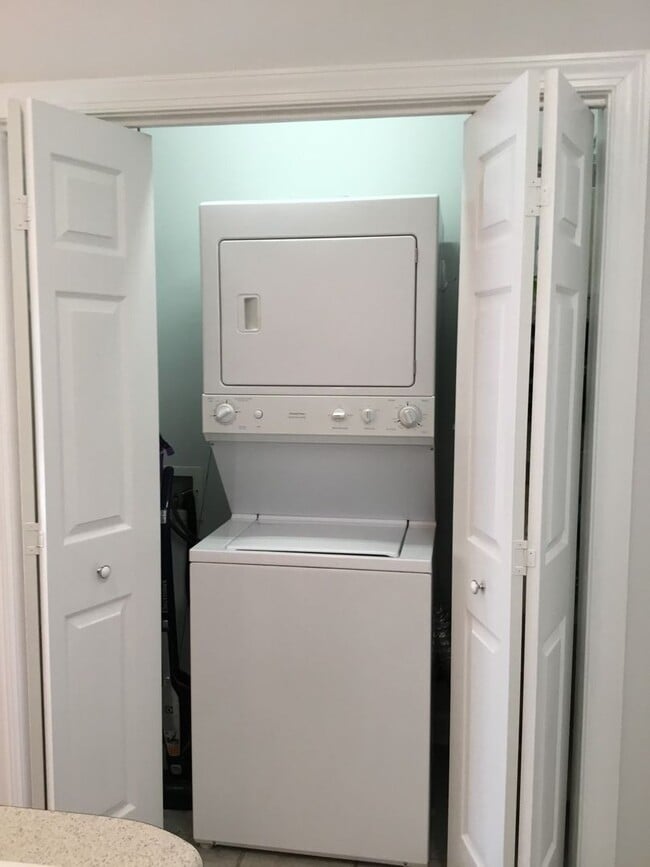 Building Photo - Furnished Condo In Southport - All Utilities Included - 3 month lease only