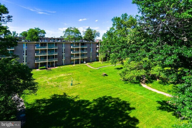 Foto del edificio - 7174 Donnell Pl