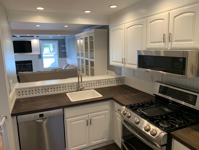 Building Photo - 8 Butternut Ln