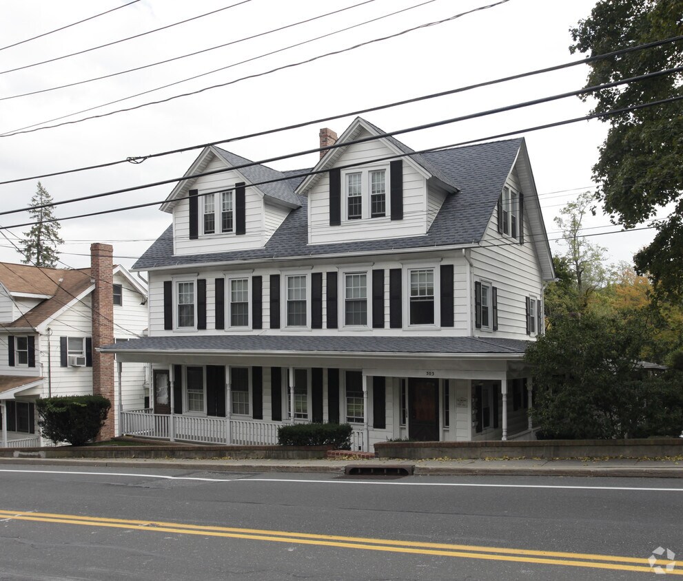 301303 W Broadway, Port Jefferson, NY 11777 Apartments in Port