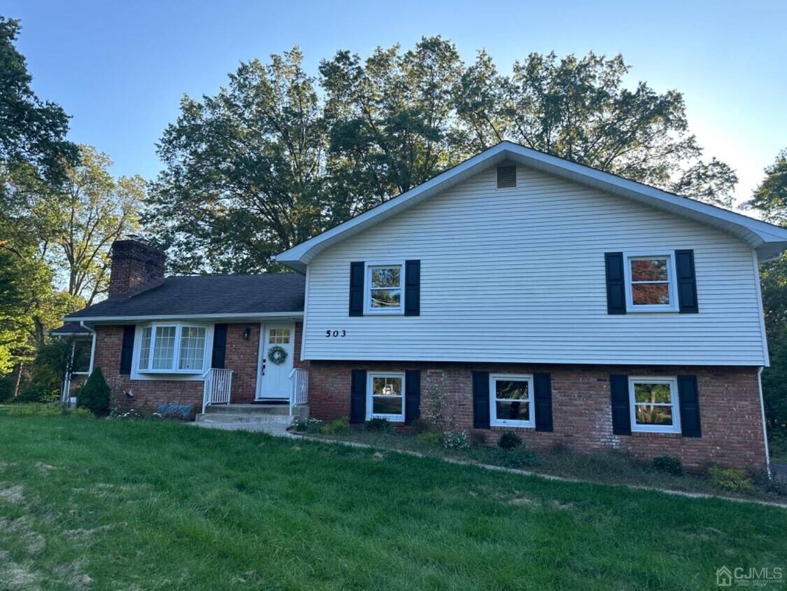 Foto principal - 503 Warrenville Rd