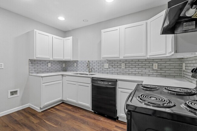 Building Photo - 1716 Manor Garden Curve