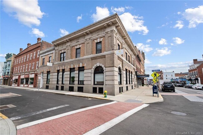Building Photo - 61 Bank St