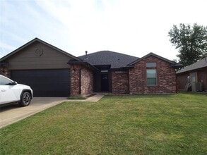 Building Photo - 8412 Pinewood Dr
