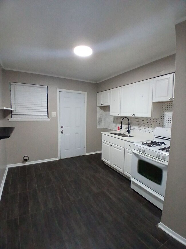 Foto del edificio - Fully Renovated 2 Bedroom 1 Bath Duplex | Open To Section 8 - $99 Move In Special