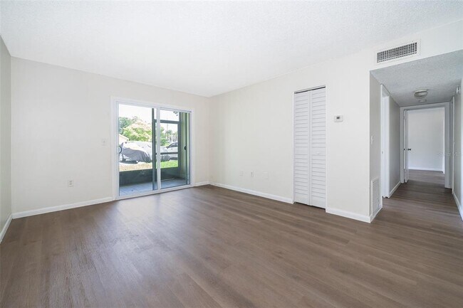 Foto del edificio - 920 Lake Destiny Rd
