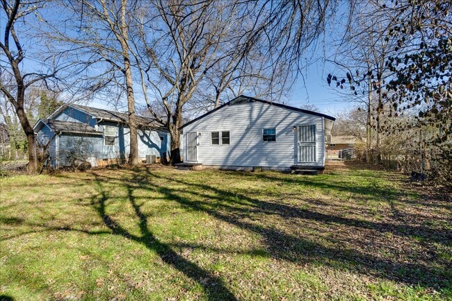 Building Photo - 2004 Wilson St