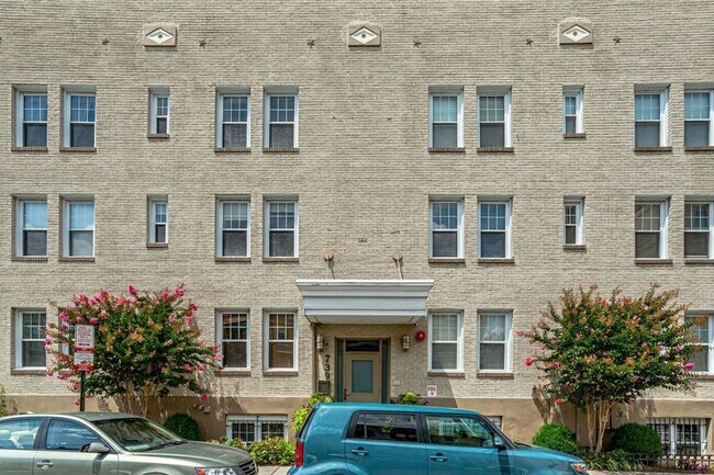 Foto del edificio - 739 Newton Pl NW