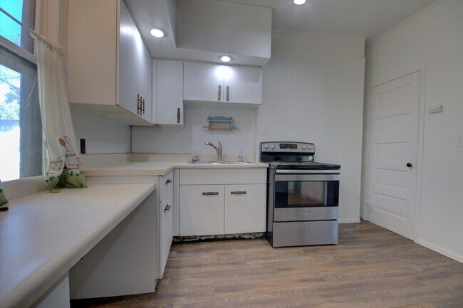 Building Photo - SL NIE2405