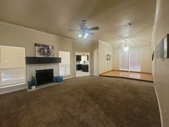 Foto del edificio - BURLESON 3/2/2 HOME