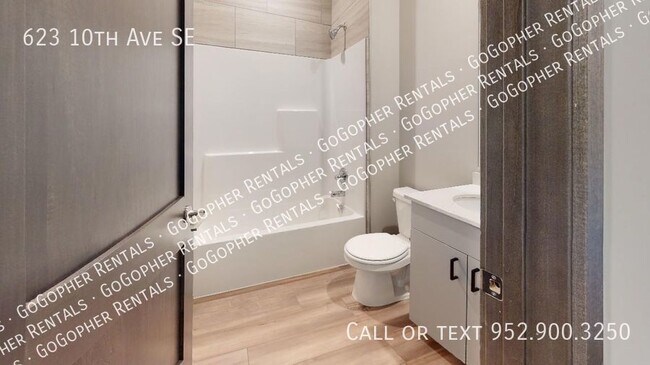 Building Photo - Modern 6 Bedroom Townhome in Dinkytown