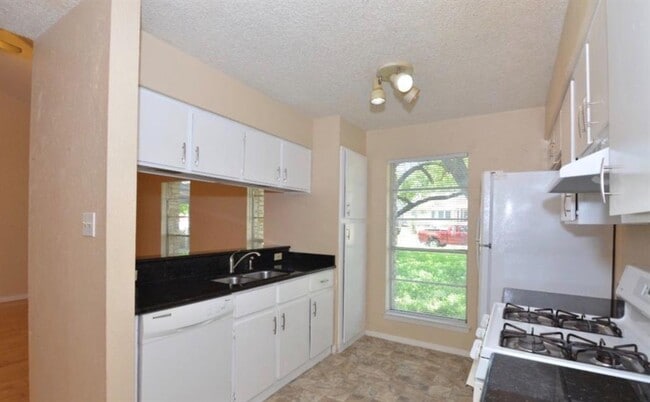 Building Photo - 10801 Lanshire Dr