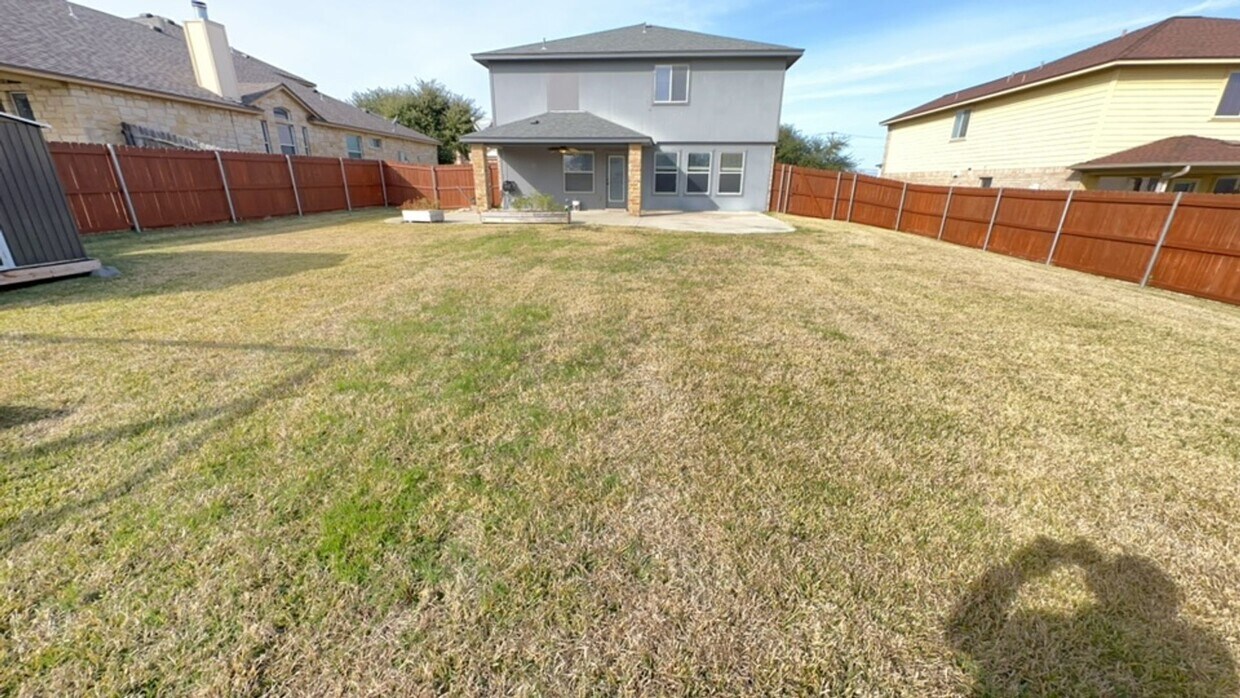 Foto del edificio - 5704 Drystone Ln