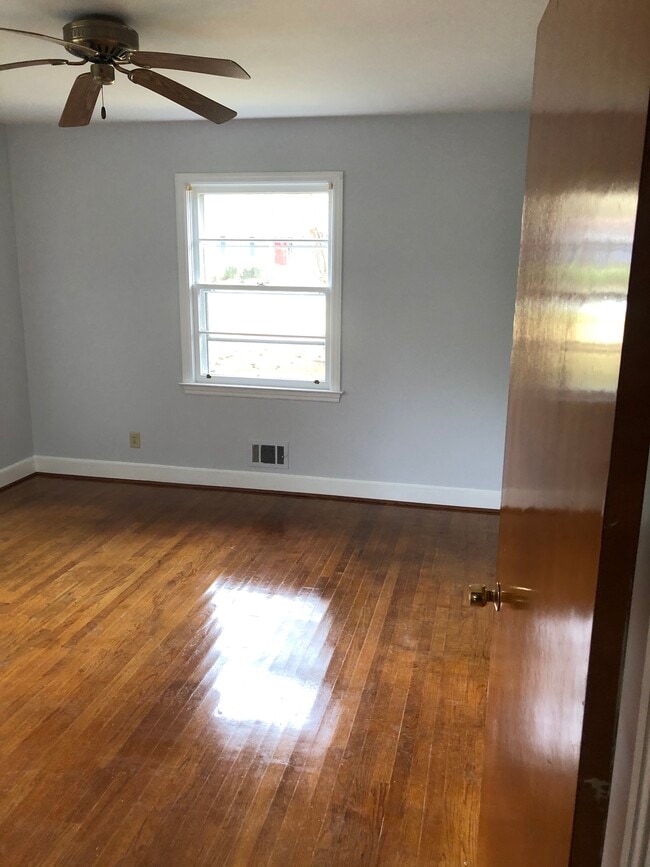 Building Photo - 1111 Greenlawn Dr