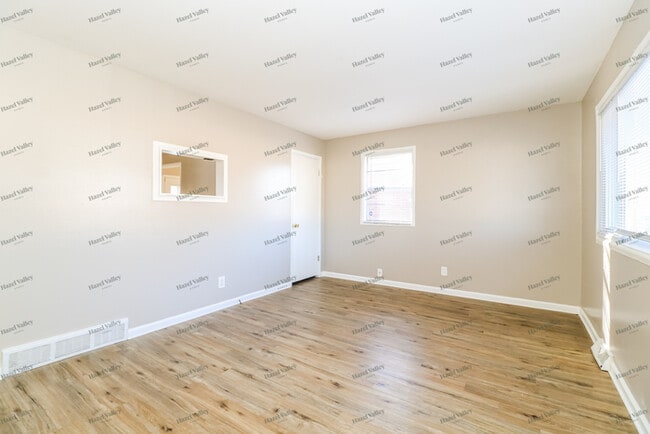 Building Photo - 1370 Reale Ave