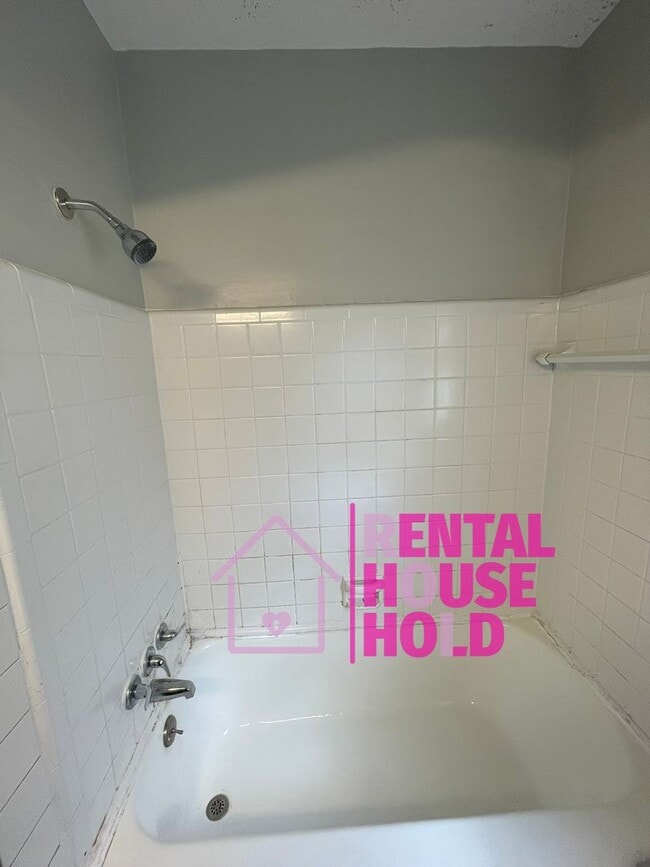 Building Photo - Summer Special~3 BEDROOM | 1 BATH | FREE P...